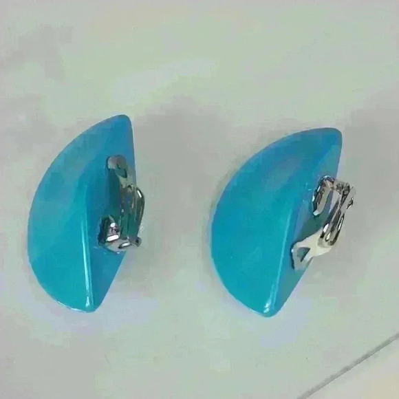 Vintage Blue plastic earrings clip-on style 💙 - Picture 5 of 10